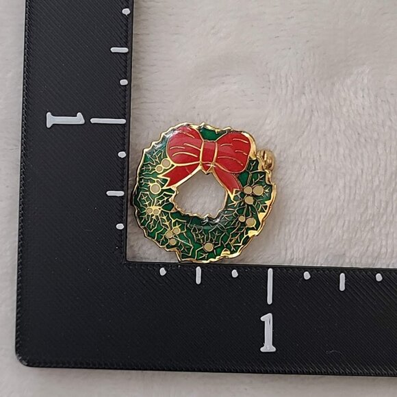 Vintage Christmas Wreath Brooch Red Bow Green Holly Gold Tone Holiday Pin - Picture 6 of 6